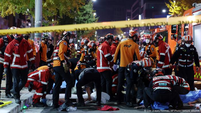 Rettungskräfte nach dem Massengedränge in Seoul Rettungskräfte nach dem Massengedränge in Seoul