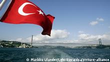 Eine türkische Flagge weht am 15.05.2004 vor der Kemal-Atatürk-Brücke (auch: Bosporus-Brücke) in Istanbul. Foto: Markku Ulander dpa Lehtikuva