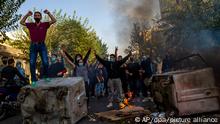 Dieses Bild, das von einer Person aufgenommen wurde, die nicht bei Associated Press angestellt ist, und der AP außerhalb des Irans zur Verfügung gestellt wurde, zeigt brennende Gegenstände und Iraner, die gegen das Regime protestieren, nach den Tod der 22-jährigen Mahsa Amini in Haft der Sittenpolizei. +++ dpa-Bildfunk +++