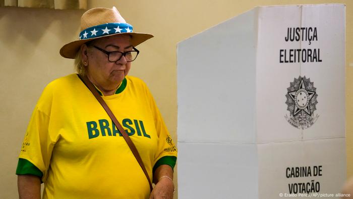 Una mujer vota en Brasilia.