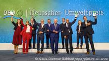 Bundespräsident Frank-Walter Steinmeier (M), steht mit den Preisträgerinnen und Preisträgerndes des Deutschen Umweltpreises Kathrin Muus (vordere Reihe l-r), Myriam Rapior, Christof Schenck, Friedrich Mewis und Dirk Lehmann auf der Bühne. In der Hinteren Reihe stehen Reiner Haseloff (CDU, l-r), Ministerpräsident des Landes Sachsen-Anhalt, Alexander Bonde, Generalsekretär der Deutschen Bundesstiftung Umwelt (DBU), Kai Niebert, Kuratoriumsvorsitzender der DBU und Steffi Lemke (Bündnis 90/Die Grünen) Bundesministerin für Umwelt, Naturschutz, nukleare Sicherheit und Verbraucherschutz. Die mit 500 000 Euro dotierte Auszeichnung wird seit 1993 jährlich von der Deutschen Bundesstiftung Umwelt verliehen. +++ dpa-Bildfunk +++