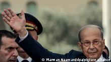 30.10.2022, Libanon, Baabda: Michel Aoun, Präsident von Libanon, winkt seinen Anhängern während einer Zeremonie zu. Der Libanon steuert mit dem Abschied des bisherigen Präsidenten Aoun nach sechsjähriger Amtszeit auf eine Zeit ohne Staatschef und Regierung zu. Die Nachfolge ist immer noch offen, weil die führenden Parteien des krisengeschüttelten Mittelmeer-Landes in einem bitteren Machtkampf stecken. Foto: Marwan Naamani/dpa +++ dpa-Bildfunk +++