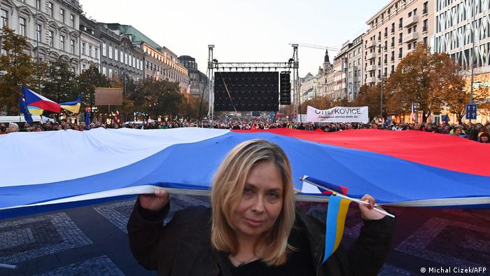 捷克首都数万人举行集会，声援乌克兰的反侵略战争。