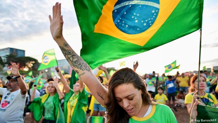 Eine Anhängerin des amtierenden Präsidenten Jair Bolsonaro bei einem öffentlichen Gebet