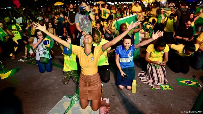 Apoiadores do presidente derrotado, Jair Bolsonaro, rezam e choram em Brasília, em meio à apuração dos votos do segundo turno.