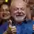 Wahlsieger Lula da Silva in der Wahlnacht lacht und hält beide Daumen nach oben
