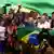Wahlsieger Luiz Inácio Lula da Silva steht mit seinen Anhängern vor großen Brasilien-Flaggen