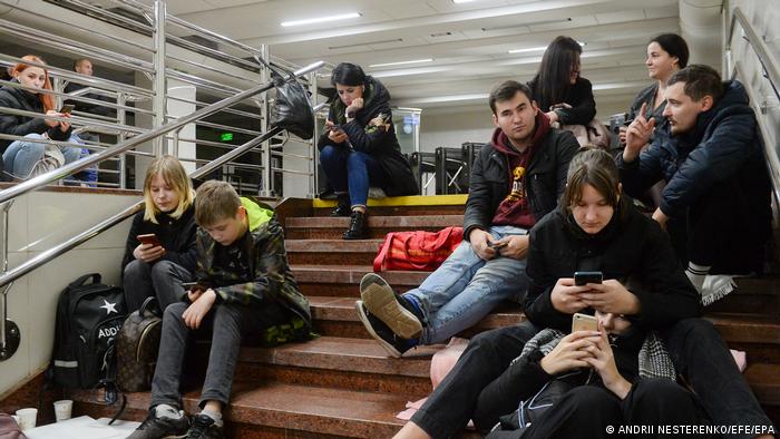 周一，基辅市民在地铁站内等待空袭警报的结束。