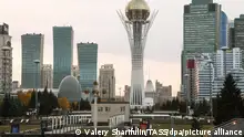 DIESES FOTO WIRD VON DER RUSSISCHEN STAATSAGENTUR TASS ZUR VERFÜGUNG GESTELLT. [Kazakhstan. Astana. OCTOBER 13, 2022. A view of the Baiterek monument and observation tower. Valery Sharifulin/TASS]