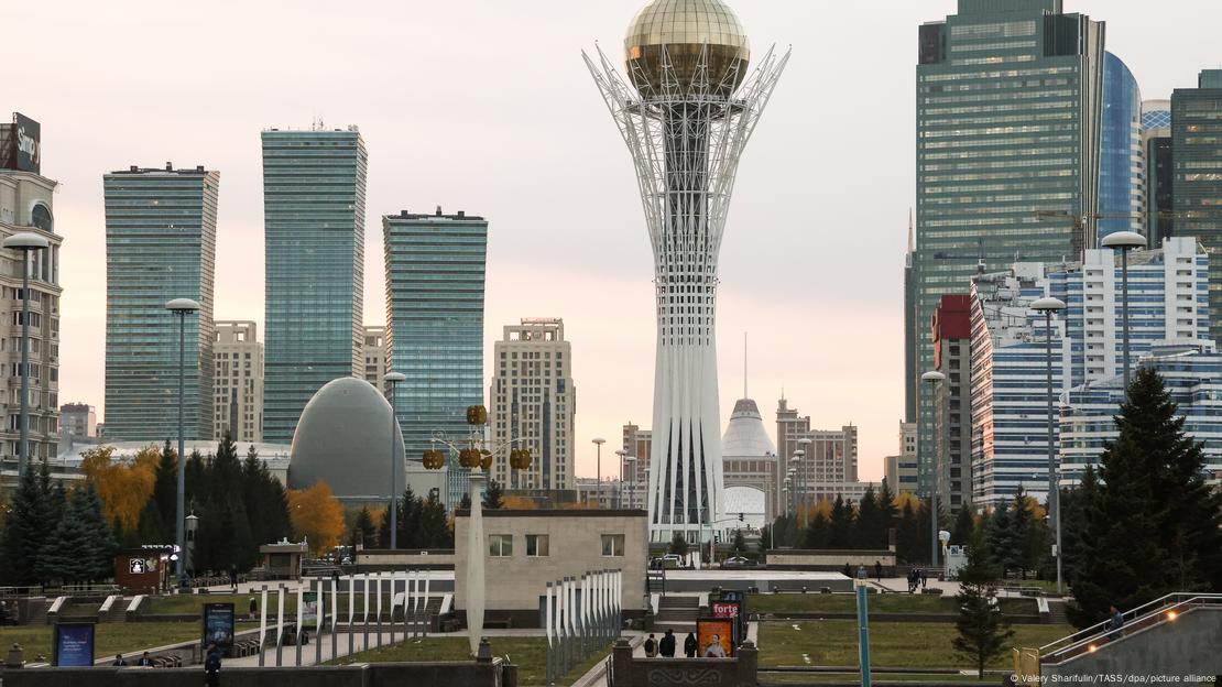 Kazakistan'ın başkenti Astana'daki Bayterek anıt ve gözlem kulesi.
