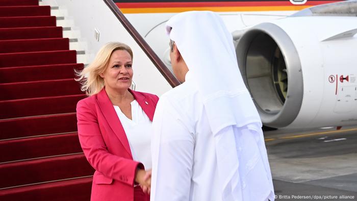 Nancy Feser wird bei der Ankunft in Doha abgeholt Nancy Feser wird bei der Ankunft in Doha abgeholt