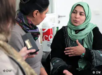 DW-Korrespondentin Soma Ahmadzai (rechts) aus Afghanistan im Funkhaus in Bonn
