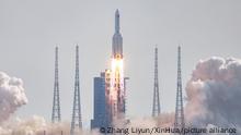 Eine Trägerrakete von Typ Langer Marsch 5B-Y4 startet mit Chinas Raumstations-Labormodul «Mengtian» am Weltraumbahnhof in der südchinesischen Provinz Hainan. China hat das dritte und damit vorerst letzte Modul für seine im Bau befindliche Raumstation «Tiangong» (Himmelspalast) ins All geschickt. Wie im chinesischen Staatsfernsehen zu sehen war, hob das Modul «Mengtian» am Montag vom Weltraumbahnhof Wenchang auf der Tropeninsel Hainan ab. +++ dpa-Bildfunk +++
