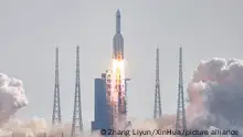 Eine Trägerrakete von Typ Langer Marsch 5B-Y4 startet mit Chinas Raumstations-Labormodul «Mengtian» am Weltraumbahnhof in der südchinesischen Provinz Hainan. China hat das dritte und damit vorerst letzte Modul für seine im Bau befindliche Raumstation «Tiangong» (Himmelspalast) ins All geschickt. Wie im chinesischen Staatsfernsehen zu sehen war, hob das Modul «Mengtian» am Montag vom Weltraumbahnhof Wenchang auf der Tropeninsel Hainan ab. +++ dpa-Bildfunk +++