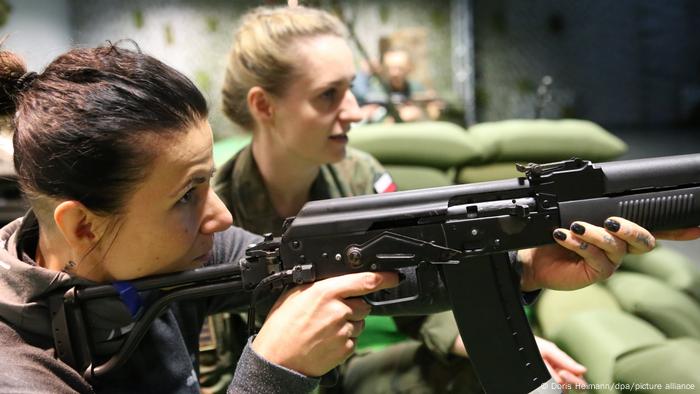Polnische Soldatinnen trainieren im Schießsimulator den Umgang mit einem Sturmgewehr