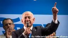 30.10.2022, Or Jehuda+++ Benjamin Netanjahu, ehemaliger Ministerpräsident von Israel, spricht auf der letzten Kundgebung vor den für den 01.11.2022 angesetzten Parlamentswahlen. Israel steht vor einer Schicksalswahl - und das schon zum fünften Mal binnen dreieinhalb Jahren. Zentrale Frage ist, ob dem rechtskonservativen Ex-Regierungschef Netanjahu mithilfe des rechtsextremen Lagers ein Comeback gelingt oder der liberale Ministerpräsident Lapid sein Amt verteidigen kann. +++ dpa-Bildfunk +++