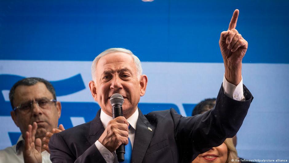 雖有官司在身，內塔尼亞胡即將重返以色列總理寶座