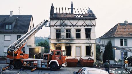 Einsatzfahrzeuge stehen 1993 vor dem ausgebrannten Haus der tuerkischen Familie Genc in Solingen 