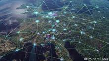 ACHTUNG: Verwendung nur im Zusammenhang mit dieser Dokumentation! **** Sendung: Dokumentation Europa - Die digitale Herausforderung
Sendedatum: 24. November 2022
Beschreibung: Dating-Apps und Lieferservice, Homeoffice und KI im Wohnzimmer: Unser Alltag ist digitaler denn je. Gleichzeitig treten die wunden Punkte der globalen Vernetzung hervor. Die Abhängigkeit von internationalen Tech-Giganten wird für Europa zur Gefahr.
Fotograf: © Point du Jour (Stills aus einer Point du Jour-Doku)
Europa, Digitalisierung, KI, Künstliche Intelligenz, Europäische Kommission, USA, China
