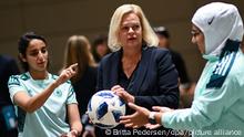 01.11.2022
Nancy Faeser (SPD, M), Bundesministerin des Innern und Heimat, spielt mit den Teilnehmerinnen des DFB-Projekts Future Leaders in Football mit einem Ball. Faeser ist in ihrer Funktion als Sportministerin im Vorfeld der Fußball-Weltmeisterschaft in das Gastgeberland Katar gereist. Im Mittelpunkt der Reise stehen die Menschenrechtsfragen, die rund um das Turnier diskutiert werden.