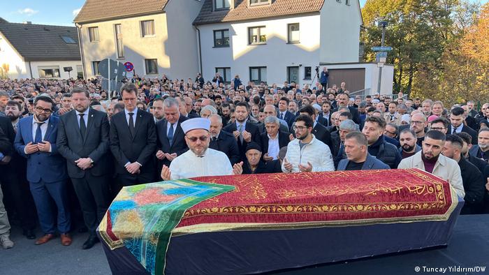Beerdigungsgebet vor dem Haus der Familie Genç mit NRW-Ministerpräsident Hendrik Wüst und dem Bürgermeister von Solingen. Der Sarg von Mevlüde Genç steht im Vordergrund.