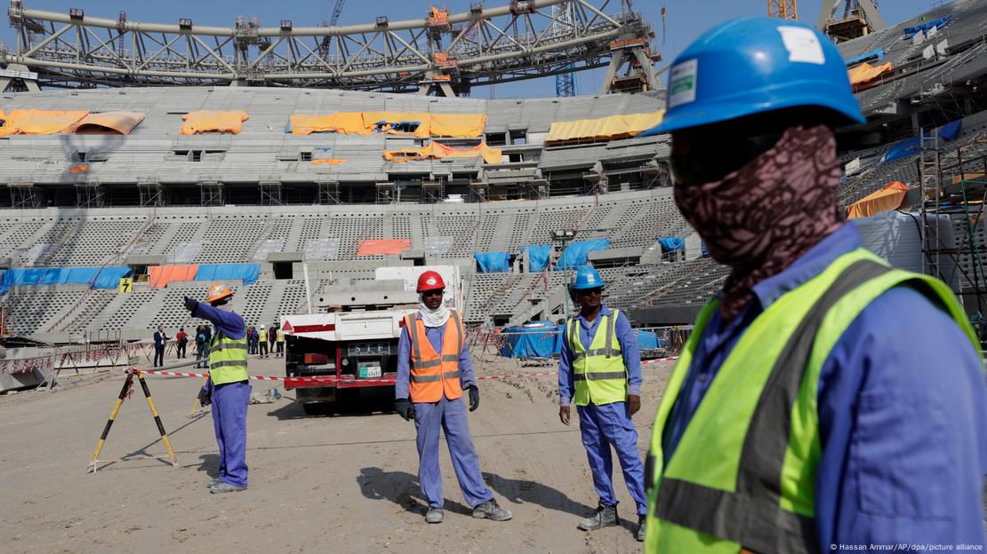 Katar, stadyum inşaatlarında çalışan çok sayıda işçinin iş kazalarında ölmesi nedeniyle de eleştiriliyor.