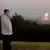 2022年10月10日朝鲜发布此照片，显示朝鲜领导人金正恩正在监督导弹发射。