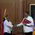 Maduro (derecha en la imagen) y el presidente colombiano Gustavo Petro se estrechan la mano con un retrato del héroe venezolano de la independencia Simón Bolívar de fondo, en el Palacio Presidencial de Miraflores, en Caracas (archivo).