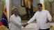 El presidente colombiano Gustavo Petro (izq.) saluda a su par venezolano Nicolás Maduro, antes de iniciar una reunión privada en Caracas. (01.11.2022) El presidente colombiano Gustavo Petro (izq.) saluda a su par venezolano Nicolás Maduro, antes de iniciar una reunión privada en Caracas. (01.11.2022)