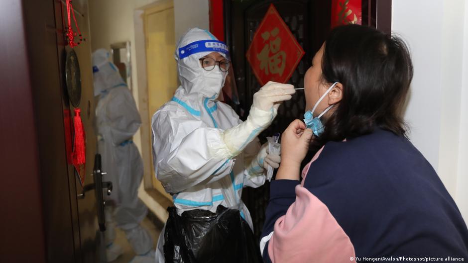 中國采取以「清零」為目標的防疫策略，即面對疫情實施嚴格封控和大規模核酸檢測，這需要動用大量社會資源。圖為鄭州的上門核酸檢測
