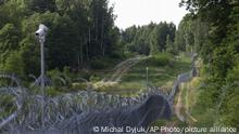 07.07.2022+++ Security cameras monitor the barbed wire fence at the border between Lithuania and Russia's Kaliningrad Oblast near Zerdziny, Poland, Thursday, July 7, 2022. (AP Photo/Michal Dyjuk)