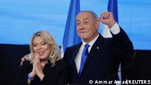 02.11.2022 +++ Likud party leader Benjamin Netanyahu, accompanied by wife Sara Netanyahu, gestures as he addresses his supporters at his party headquarters during Israel's general election in Jerusalem, November 2, 2022. REUTERS/Ammar Awad 