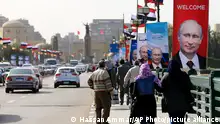 Kairo, Feb. 9, 2015 | Posters of Russian President Vladimir Putin hang on light poles on Qasr El Nile Bridge in Cairo, Egypt, Monday, Feb. 9, 2015. Putin will visit Egypt for two days. (AP Photo/Hassan Ammar)