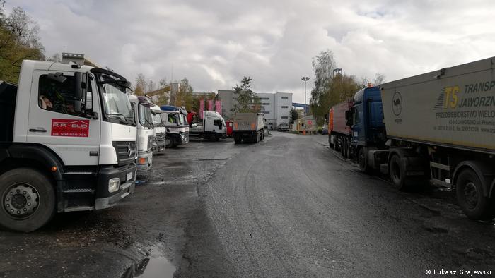 Spora liczba pojazdów czeka na odbiór węgla przed kopalnią Sobieski w Jaworznie