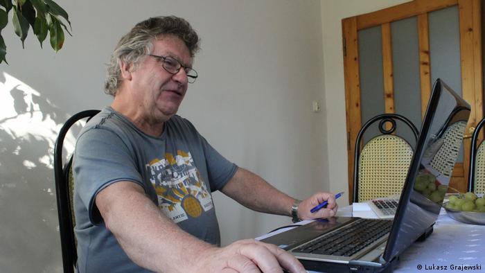 Stefan Jajszczok przeszukuje internet w poszukiwaniu tanich ofert na węgiel