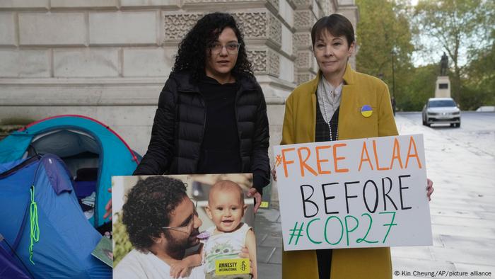 Sanaa Seif, die Schwester des menschenrechts-Aktivisten Alaa Abdel Fattah, fordert zusammen mit der englischen Grünen-Politikerin Caroline Lucas vor dem Sitz des britischen Außenministeriums in London die Freilassung ihres Bruders, November 2022