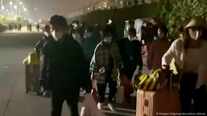 郑州富士康工人逃离工厂返乡