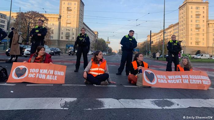 Ostatnie Pokolenie blokuje drogę w Berlinie 