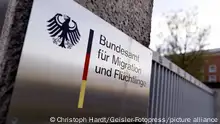 Das Bundesamt für Migration und Flüchtlinge (BAMF) stellt trotz fortlaufender Corona-Einschränkungen wieder ablehnende Asyl-Bescheide zu. Nürnberg, 29.05.2020