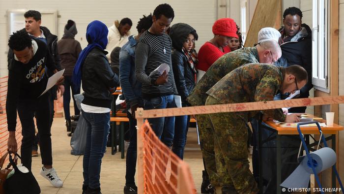 Migranten warten auf ihre Registrierung in Deutschland (Archivbild)