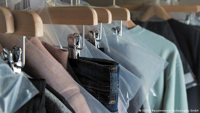 Neue Kleidung hängt auf einer Kleiderstange - die Secondhand-Plattform reverse.supply ist einer der Gewinner beim Bundespreis Ecodesign 2022