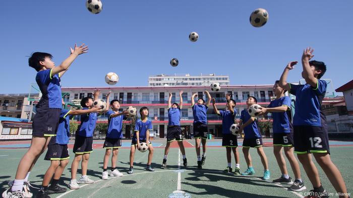 Clase de fútbol en una escuela de China.