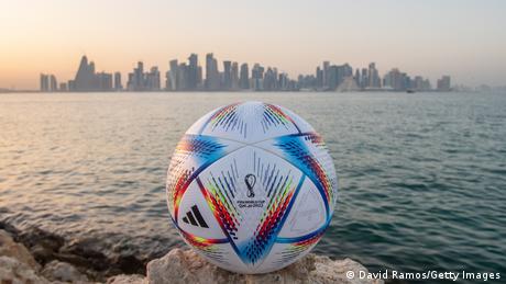 Katar Doha Ball vor Skyline
