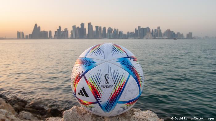 Katar Doha Ball vor Skyline
