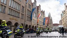 Eine Motorradstaffel der Polizei fährt über den Prinzipalmarkt in Münster, wo sich morgen die Teilnehmer der G7 treffen. Vom 03.11. bis 04.11.2022 kommen die Außenministerinnen und Außenminister der G7 zu ihrem Treffen in Münster zusammen. Bereits am Mittwoch werden erste Sicherheitszonen eingerichtet.