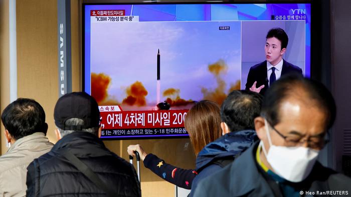 图为11月3日在首尔，人们正在观看有关朝鲜当天导弹试射的新闻报道
