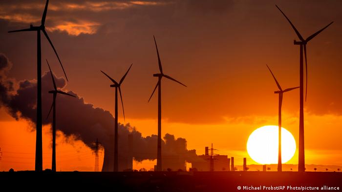 محطة توليد كهرباء تعمل على الفحم في نيدرآوزم الألمانية وبالقرب منها مزرعة لتوليد الكهرباء من الرياح - نوفمبر 2022