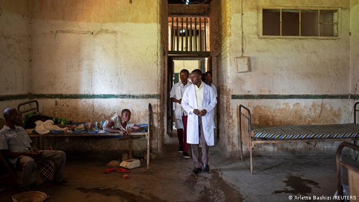 Krankenhaus in der Demokratischen Republik Kongo - Ärzte und Patient