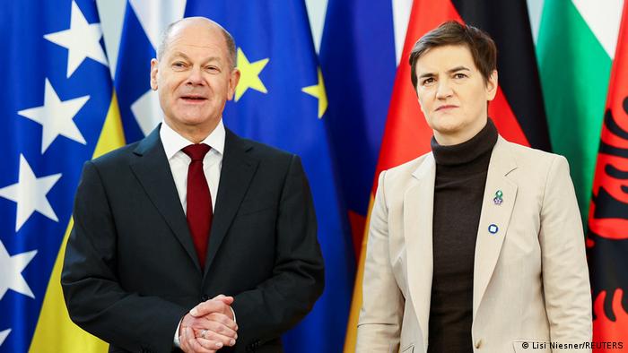 Kanzler Olaf Scholz und die serbische Ministerpräsidentin Ana Brnabic beim Westbalkan-Gipfel in Berlin