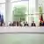 Die Regierungschefs der Westbalkan-Länder sitzen an einem halbrunden Tisch im Kanzleramt in Berlin am 3.11.2022, im Hintergrund stehen Bundeskanzler Olaf Scholz und die EU-Kommissionspräsidentin Ursula von der Leyen